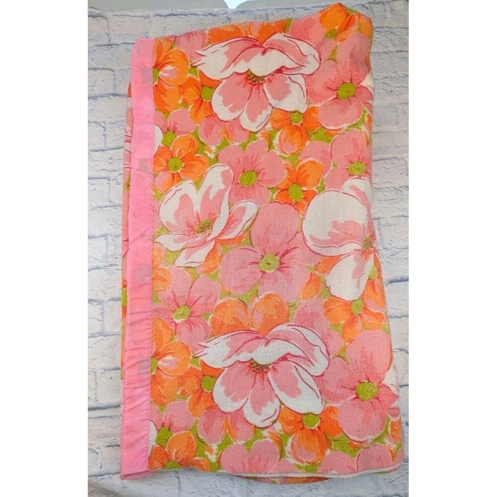 Vtg Floral Full (79in w x 88in ) Acrylic Blanket Satin Trim Cottage Granny Core